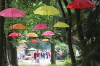 Farbige kleine Sonnenschirme wiesen den Weg zu der Sommerausstellung der kleinen Galerie am Moor.