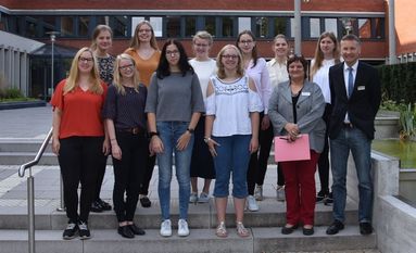 (hinten v.l.) Madline Bullert, Merle Klintworth, Elisabeth Ringen, Hannah Czech, Anne Last, Kathrin Alpers, (vorne v.l.) Denise Kophahn, Enrica Nowak, Jana Schriefer, Jacqueline Ottens, Haupt- und Personalamtsleiterin Susanne Schwandt und Erster Kreisrat Dr. Torsten Lühring (es fehlt Laura Bodendorf).