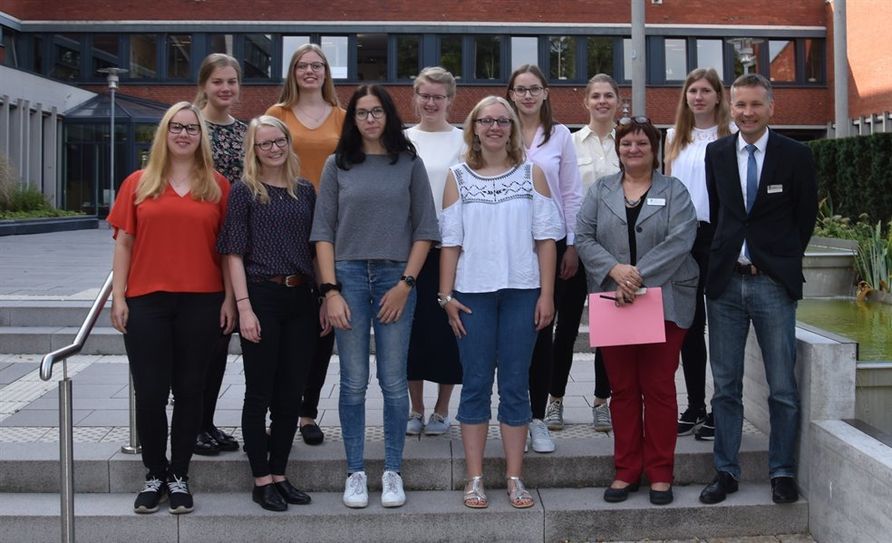 (hinten v.l.) Madline Bullert, Merle Klintworth, Elisabeth Ringen, Hannah Czech, Anne Last, Kathrin Alpers, (vorne v.l.) Denise Kophahn, Enrica Nowak, Jana Schriefer, Jacqueline Ottens, Haupt- und Personalamtsleiterin Susanne Schwandt und Erster Kreisrat Dr. Torsten Lühring (es fehlt Laura Bodendorf).