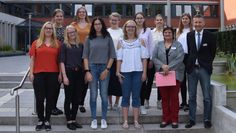 (hinten v.l.) Madline Bullert, Merle Klintworth, Elisabeth Ringen, Hannah Czech, Anne Last, Kathrin Alpers, (vorne v.l.) Denise Kophahn, Enrica Nowak, Jana Schriefer, Jacqueline Ottens, Haupt- und Personalamtsleiterin Susanne Schwandt und Erster Kreisrat Dr. Torsten Lühring (es fehlt Laura Bodendorf).