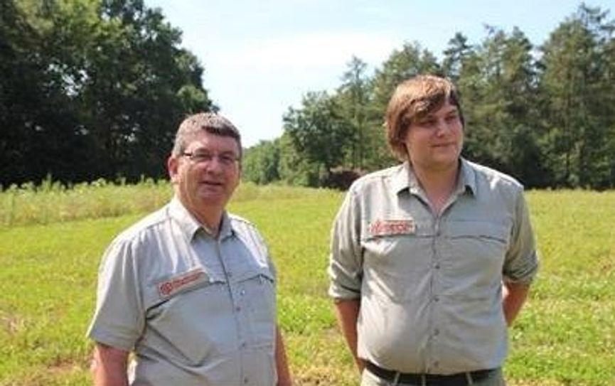 Hauke Klattenberg (rechts) mit seinem Vorgänger Heiko Ehing. 
 Foto: Niedersächsische Landesforsten)