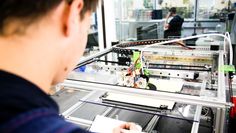 Technik hinterm Essen. Azubis in der Lebensmittelindustrie sind längst am 3D-Drucker aktiv. Foto: NGG