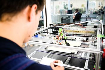 Technik hinterm Essen. Azubis in der Lebensmittelindustrie sind längst am 3D-Drucker aktiv. Foto: NGG