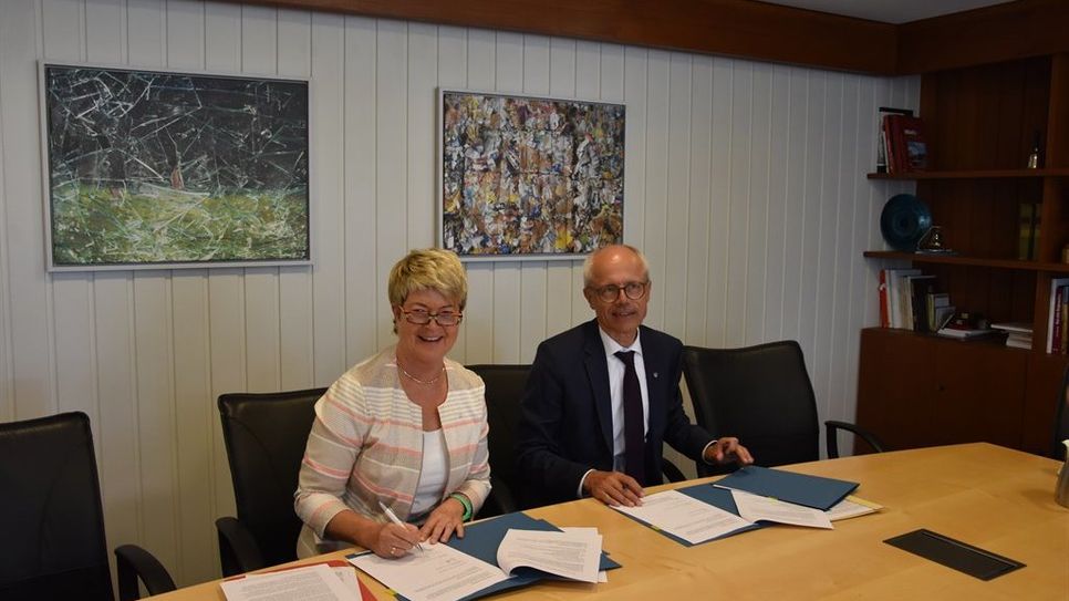 Dagmar Froelich von der Agentur für Arbeit und Landrat Hermann Luttmann unterzeichnen die Kooperationsvereinbarung Foto: eb