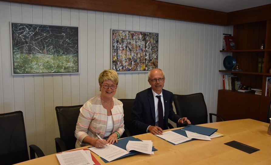 Dagmar Froelich von der Agentur für Arbeit und Landrat Hermann Luttmann unterzeichnen die Kooperationsvereinbarung Foto: eb
