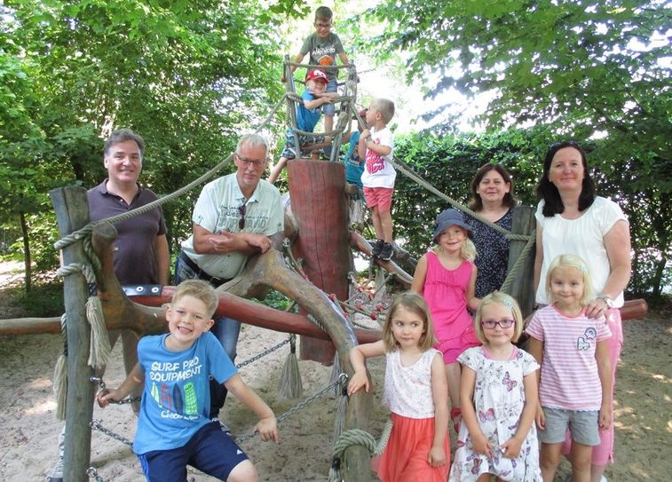 Große Freude beim ev. Kindergarten St. Liborius. Dank einer Spende der BEST GmbH konnten sie neue Sitzbänke anschaffen. Foto: eb