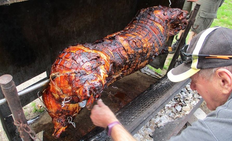 Von außen sieht´s schon gut aus, aber wie ist die Kerntemperatur? Grillmeister Oskar Bender prüft. Foto: eb