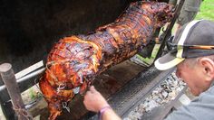 Von außen sieht´s schon gut aus, aber wie ist die Kerntemperatur? Grillmeister Oskar Bender prüft. Foto: eb