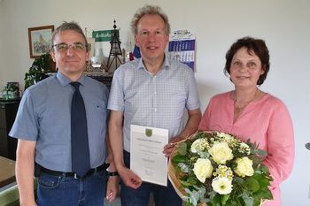 Samtgemeindebürgermeister Holger Meyer (l.) ernannte Dr. Hinrich Hildebrandt zum Börde-Heimatpfleger und zum Leiter des Bördemuseums. Ehefrau Sigrid hat tatkräftige Unterstützung zugesagt. Foto: sla