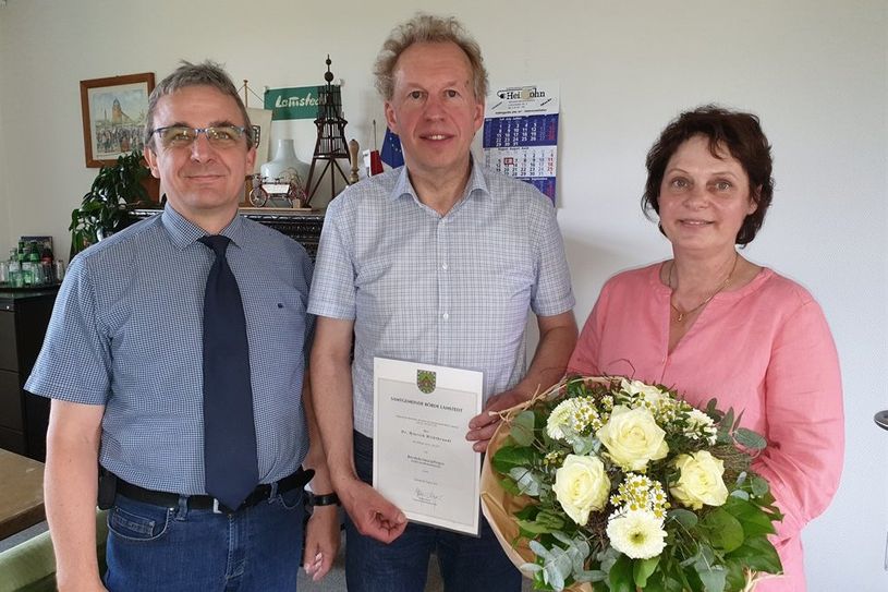 Samtgemeindebürgermeister Holger Meyer (l.) ernannte Dr. Hinrich Hildebrandt zum Börde-Heimatpfleger und zum Leiter des Bördemuseums. Ehefrau Sigrid hat tatkräftige Unterstützung zugesagt. Foto: sla