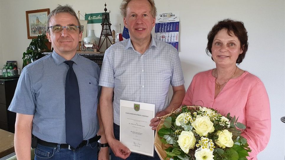 Samtgemeindebürgermeister Holger Meyer (l.) ernannte Dr. Hinrich Hildebrandt zum Börde-Heimatpfleger und zum Leiter des Bördemuseums. Ehefrau Sigrid hat tatkräftige Unterstützung zugesagt. Foto: sla