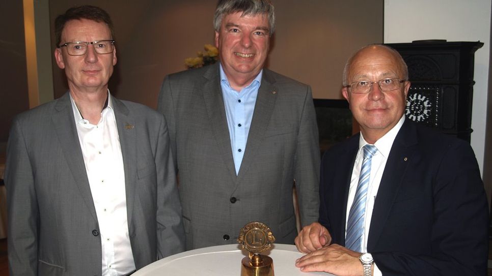 Der neue Präsident Christoph Lübken (Mitte) umrahmt von Vorgänger Tönjes Itgen (rechts) und dem neuen Vorsitzenden Johannes Jung (links).  Foto: eb