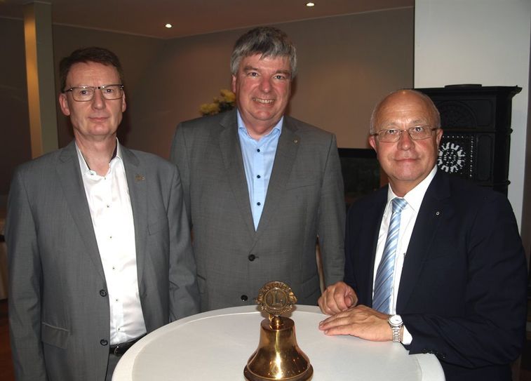 Der neue Präsident Christoph Lübken (Mitte) umrahmt von Vorgänger Tönjes Itgen (rechts) und dem neuen Vorsitzenden Johannes Jung (links).  Foto: eb