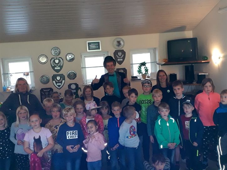 Die Kinder waren begeistert von den Zaubertricks und rätselten noch lange Zeit, wie Aronax, das wohl gemacht hat. Foto: eb