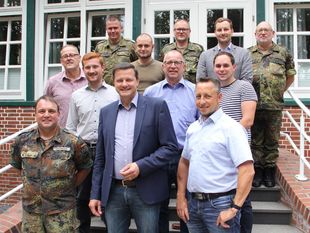 Auf sommerlicher Stippvisite in Hesedorf: Oberstleutnant Dirk Bickmeier, Leiter des Materialwirtschaftszentrums Einsatz  der Bundeswehr (v.l.), begrüßte den CDU-Bundestagsabgeordneten Oliver Grundmann (vorne Mitte) zu einem informativen Rundgang über das Gelände der geschichtsträchtigen Einrichtung. Mit dabei waren auch die Bürgermeister Mathias Betz,(vorne r.), Detlev Fischer (mittlere Reihe Mitte) und  Florian Lenk (mittlere Reihe r.).  Foto: ue