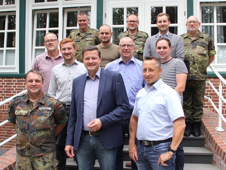 Auf sommerlicher Stippvisite in Hesedorf: Oberstleutnant Dirk Bickmeier, Leiter des Materialwirtschaftszentrums Einsatz  der Bundeswehr (v.l.), begrüßte den CDU-Bundestagsabgeordneten Oliver Grundmann (vorne Mitte) zu einem informativen Rundgang über das Gelände der geschichtsträchtigen Einrichtung. Mit dabei waren auch die Bürgermeister Mathias Betz,(vorne r.), Detlev Fischer (mittlere Reihe Mitte) und  Florian Lenk (mittlere Reihe r.).  Foto: ue