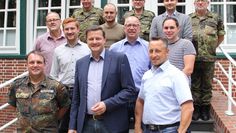 Auf sommerlicher Stippvisite in Hesedorf: Oberstleutnant Dirk Bickmeier, Leiter des Materialwirtschaftszentrums Einsatz  der Bundeswehr (v.l.), begrüßte den CDU-Bundestagsabgeordneten Oliver Grundmann (vorne Mitte) zu einem informativen Rundgang über das Gelände der geschichtsträchtigen Einrichtung. Mit dabei waren auch die Bürgermeister Mathias Betz,(vorne r.), Detlev Fischer (mittlere Reihe Mitte) und  Florian Lenk (mittlere Reihe r.).  Foto: ue