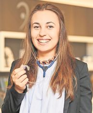 Die 18-Jährige Laura Lazarenko aus Oyten ist im zweiten Ausbildungsjahr zur Hörakustikerin.  Foto: eb