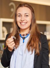 Die 18-Jährige Laura Lazarenko aus Oyten ist im zweiten Ausbildungsjahr zur Hörakustikerin.  Foto: eb