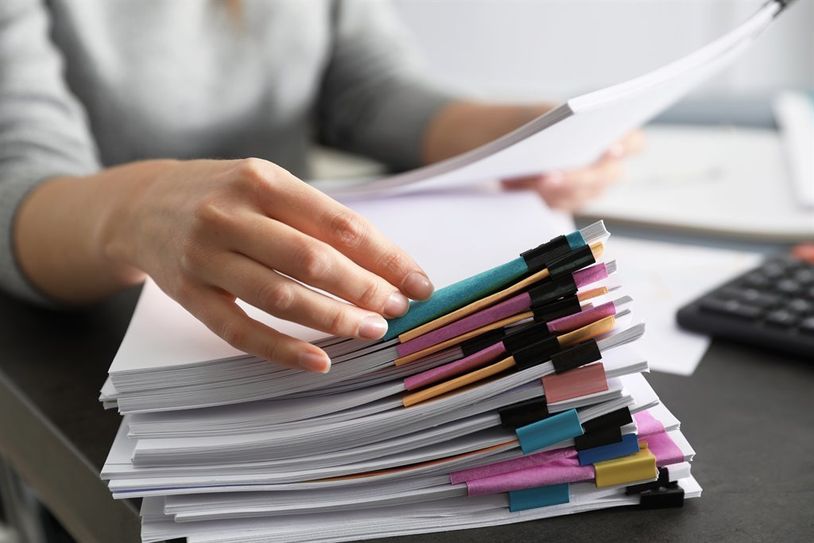 Für Verwaltungsfachangestellte besteht die Weiterbildungsmöglichkeiten zum Verwaltungsfachwirt, Sozialwirt und Verwaltungsbetriebswirt.  Foto: Adobe Stock