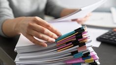 Für Verwaltungsfachangestellte besteht die Weiterbildungsmöglichkeiten zum Verwaltungsfachwirt, Sozialwirt und Verwaltungsbetriebswirt.  Foto: Adobe Stock