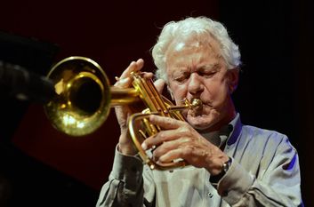 Der fast 90-jährige Trompeter Ack van Rooyen kommt am 16. August in die Bötjersche Scheune nach Worpswede. Foto: eb