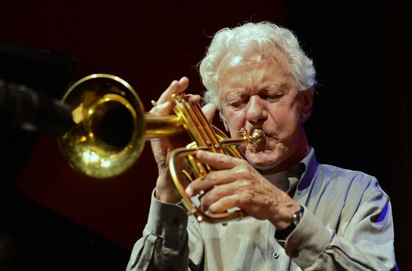 Der fast 90-jährige Trompeter Ack van Rooyen kommt am 16. August in die Bötjersche Scheune nach Worpswede.  Foto: eb