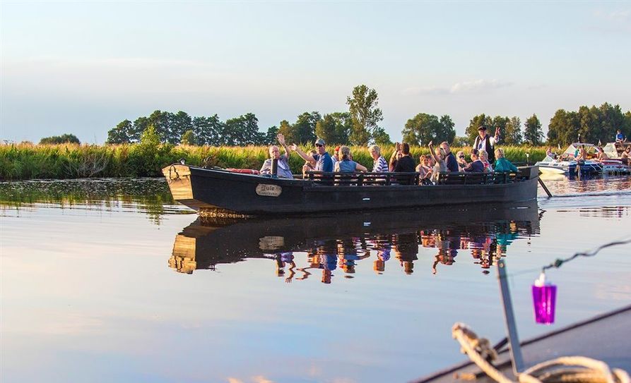 Der Höhepunkt der Torfkahnsaison lädt zum Staunen, Genießen und Mitfeiern ein. Die Hammenacht findet am 17. August statt. Foto: M. Arndt