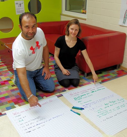 Murat Güven und Stefanie Bourai-Touré freuen sich über das positive Feedback, das die Kinder auf große Zettel geschrieben haben.  Foto: lse