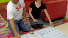 Murat Güven und Stefanie Bourai-Touré freuen sich über das positive Feedback, das die Kinder auf große Zettel geschrieben haben.  Foto: lse