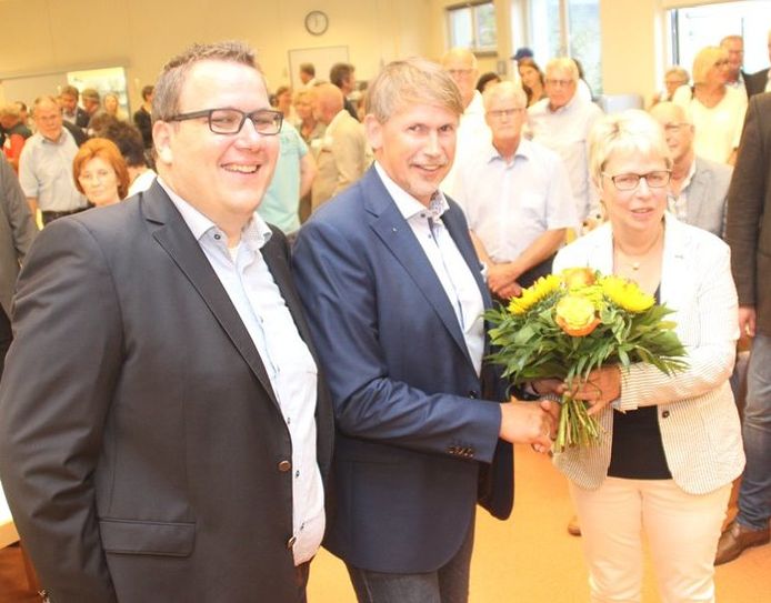 Mit einem Blumenstrauß bedankte sich Wirtschaftsgildesprecher Marco Tulodetzki (Mitte) bei Volker Wahlers (l.) und Marlies Schröder von der Lebenshilfe Bremervörde/Zeven für die Ausrichtung des Sommerfestes.  Foto: im