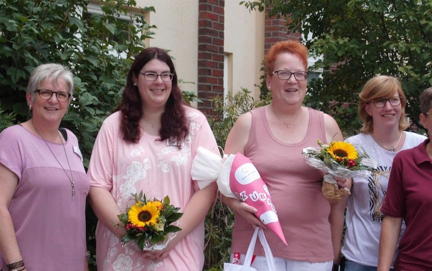 Einrichtungsleiterin Monika Wegner, Altenpflegerin Michele Ahrendt, Auszubildende Marika Esch und die stellvertretende Pflegedienstleiterin Angelique Kück (v.l.). Foto: eb