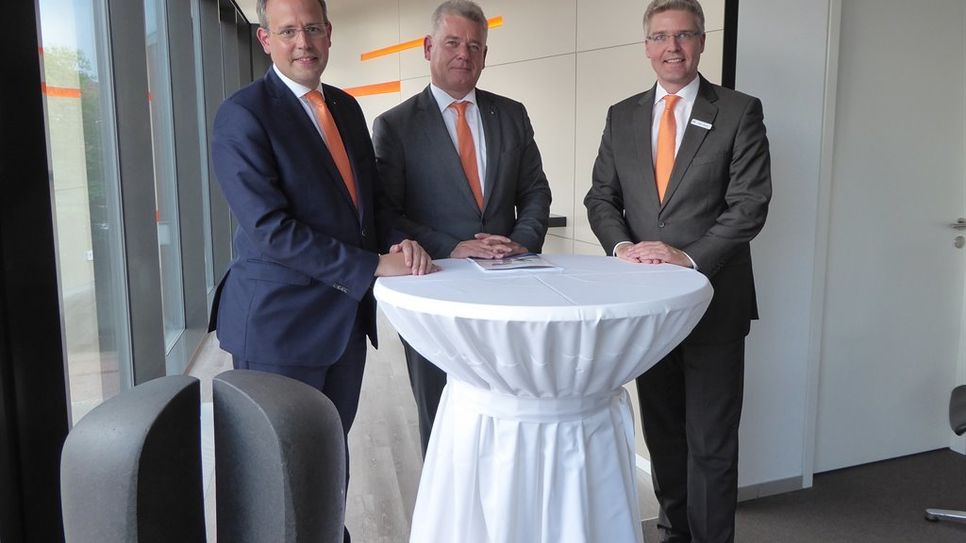 Jan Mackenberg, Mathias Knoll und Marco Feindt (v.li.) zeigen sich zufrieden mit der Halbjahres-Bilanz 2019.  Foto: hc