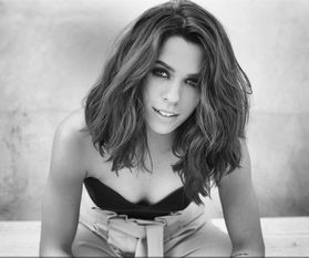 Die beiden Schlagerstars Matthias Reim (Foto: Sven Sindt) und Vanessa Mai (Foto: Sandra Ludewig) werden am 31. August bei der Schlager Arena in Wingst mit ihren Bands ganze Konzerte spielen.