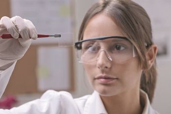 Die winzigen Mikrochips, die Sabrina mitentwickelt, stecken voller modernster Technik und landen in Smartphones, Airbagsensoren und sogar in Espressomaschinen. Foto: bonninturina/fotolia