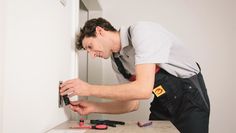 Als Elektroniker für Energie- und Gebäudetechnik installiert man nicht nur, Steckdosen und Lichtschalter. Foto: ZVEH/randstad