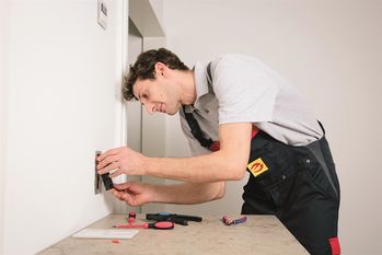 Als Elektroniker für Energie- und Gebäudetechnik installiert man nicht nur, Steckdosen und Lichtschalter. Foto: ZVEH/randstad