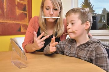 Gefragte Gesundheitsexperten: Logopäden helfen bei Sprachstörungen. Dazu benötigen sie umfangreiche Fachkenntnisse, aber auch Einfühlungsvermögen. Foto: Dan Race/Fotolia/randstad