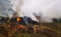 Am Freitag brannten über vier Stunden 60 Heuballen. Mehr als 60 Einsatzkräfte löschten die Ballen und konnten Schlimmeres verhindern.  Foto: eb