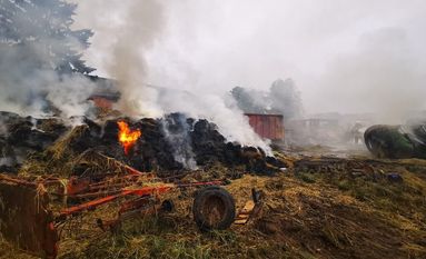Am Freitag brannten über vier Stunden 60 Heuballen. Mehr als 60 Einsatzkräfte löschten die Ballen und konnten Schlimmeres verhindern. Foto: eb