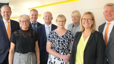 V.l.n.r.: Jan Mackenberg (Vorstand), Barbara Peters, Bernd Witte, Manfred Aldag, Marlies Wilkens-Tomczak, Marion Schnibbe, Ulrike Schloen (Betriebsrat), Mathias Knoll (Vorstand).  Foto: eb