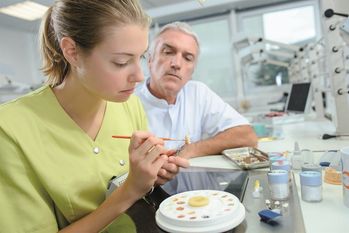Wer sich für die Ausbildung zum Zahntechniker entscheidet, wählt einen anspruchsvollen Beruf.
Foto: auremar/123RF/randstad