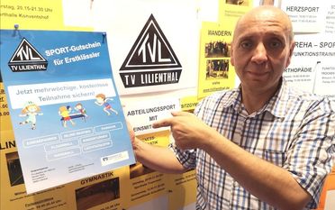 Sportwart Tobias Woelki präsentiert die Aktion „Sportgutschein für Erstklässler. Foto: eb