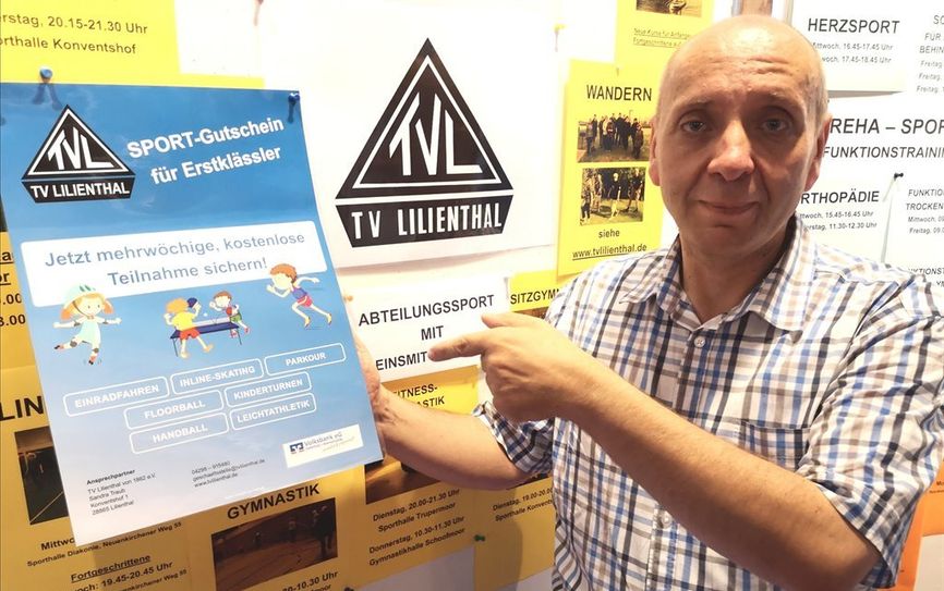 Sportwart Tobias Woelki präsentiert die Aktion „Sportgutschein für Erstklässler.  Foto: eb