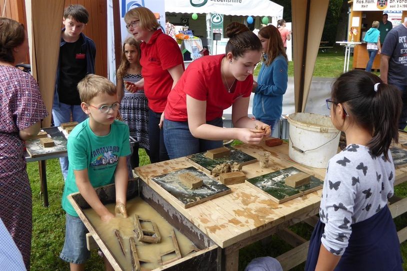 Bei der Ziegelei Pape gibt es ein Lehmklassenzimmer für die Kinder. Foto: eb