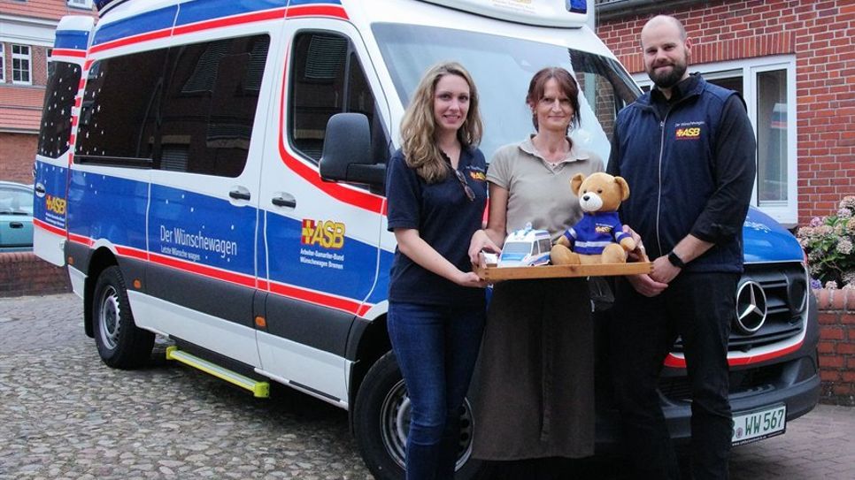 Bianca Großhans (links) und Julian Thies vom ASB-Team bedankten sich bei Anja Heißenbüttel für deren Unterstützung.  Foto: lse