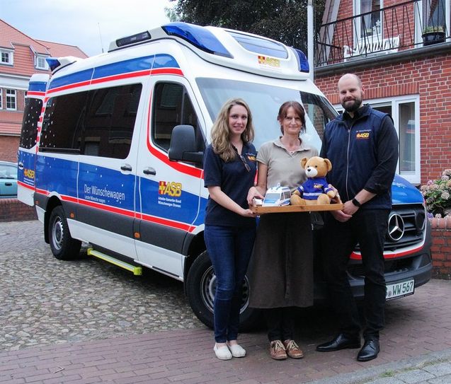 Bianca Großhans (links) und Julian Thies vom ASB-Team bedankten sich bei Anja Heißenbüttel für deren Unterstützung. Foto: lse