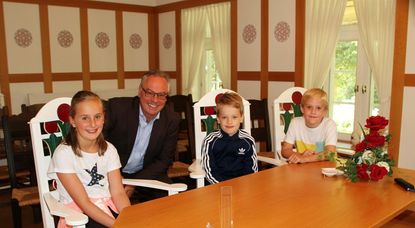 Bürgermeister Stefan Schwenke erzählte den Kindern Jodie, Emil und Timm über die täglichen Aufgaben eines Bürgermeisters und gewährte ihnen einen Einblick in die Gemeindeverwaltung. Foto: mr