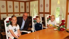 Bürgermeister Stefan Schwenke erzählte den Kindern Jodie, Emil und Timm über die täglichen Aufgaben eines Bürgermeisters und gewährte ihnen einen Einblick in die Gemeindeverwaltung.  Foto: mr