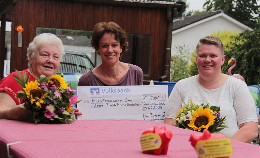 Karin Tietjen (links) mit Jutta Phipps und ihrer Enkelin Christina Kassebaum, die sie beim Spendensammeln unterstützt.  Foto: jm